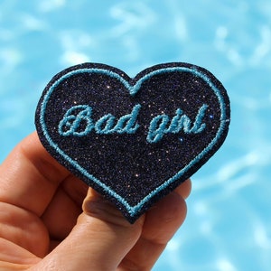 ブローチ Bad girl ハート生地黒紫青スパンコール刺繍青緑アブサン糸刺繍メッセージ英語でフランス製
