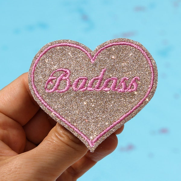 Broche Badass cœur tissu paillettes dorées broderie fil couleur rose tendre bubblegum message brodé en anglais fabriquée en France