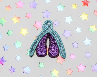 Broche de clítoris brillante La joya instructiva actual comprometida ginecológica azul cielo tela púrpura purpurina bordadas lentejuelas bordadas hechas en Francia