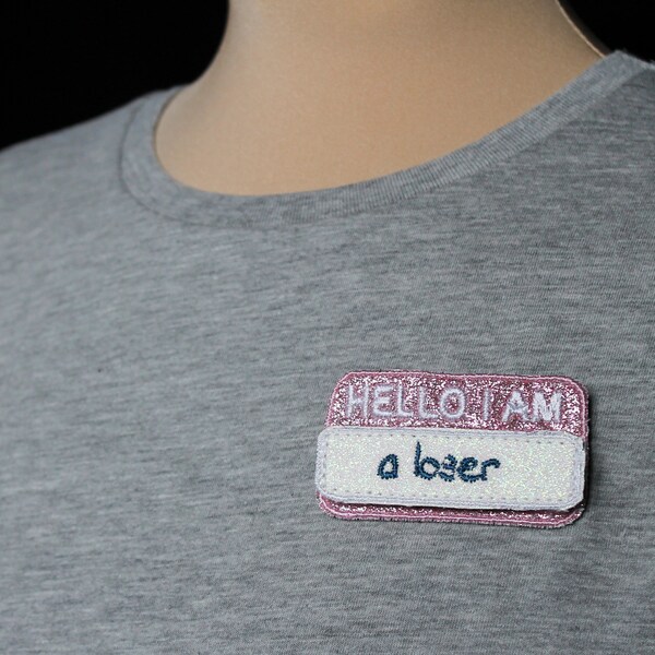 Badge HELLO I AM a loser jewel glitter fabric embroidered base color choice + label cream blue writing scratched brooch made in France