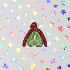 Brillante broche de clítoris &quot;La apasionada&quot; joya bordada instructiva engastada tela anatómica de color verde rojo con lentejuelas brillantes hechas en Francia