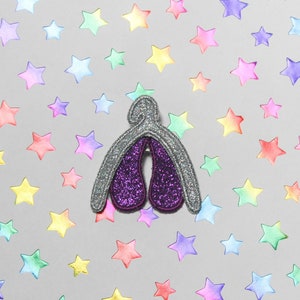 Brillante broche de clítoris &quot;The Cosmic&quot; joya bordada instructiva comprometida tela anatómica de plata púrpura con lentejuelas brillantes hechas en Francia
