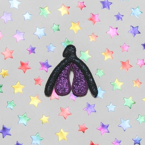 Brillante broche de clítoris &quot;The Galactic&quot; instructiva joya bordada comprometida tela anatómica negra púrpura brillante lentejuelas hechas en Francia
