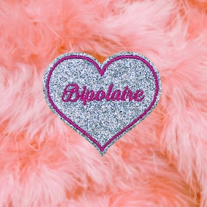 Broche bipolar corazón tela azul lentejuelas hilo bordado color frambuesa triturado rosa
