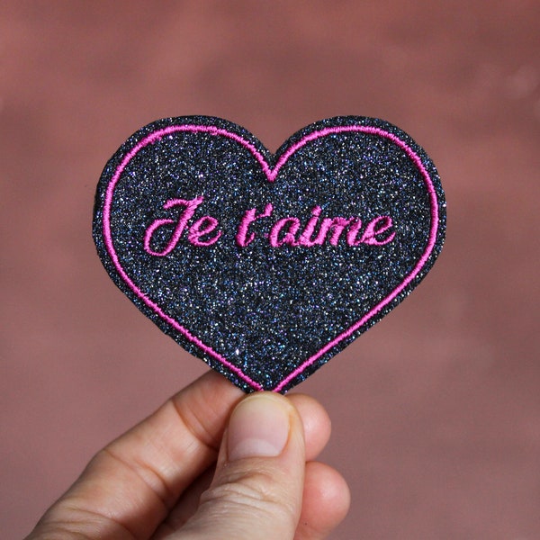 Broche cœur Je t'aime tissu paillettes noires violettes bleues broderie fil rose framboise écrasée message en français fabriquée en France