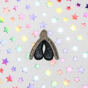 Broche de clítoris de lentejuelas &quot;La joya refinada&quot; joya instructiva comprometida tejido ginecólogo bronce negro azul marino brillante lentejuelas bordadas hechas en Francia