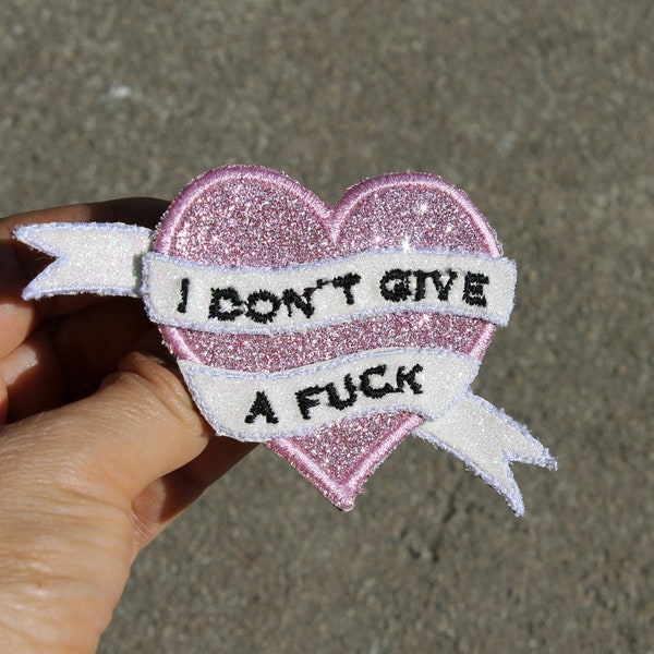 Broche I DON'T GIVE A FUCK cœur esprit tatouage tissu pailleté rose tendre ruban blanc paillettes arc en ciel message brodé made in France