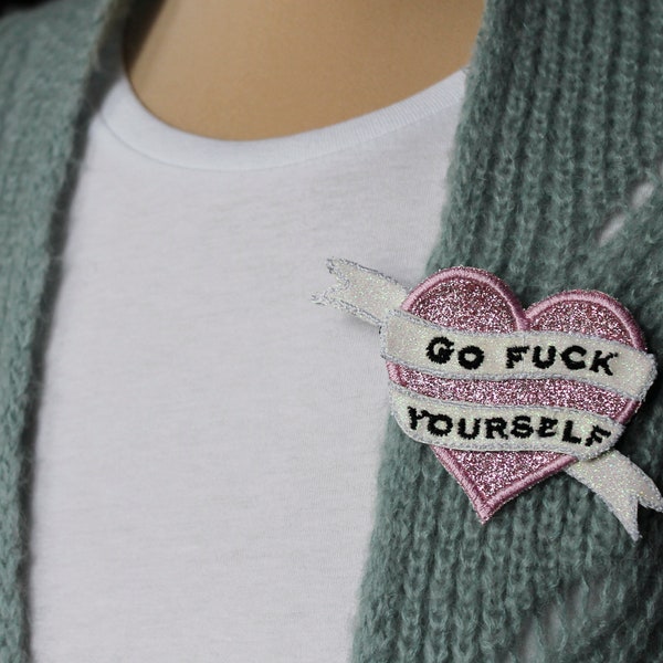 Broche GO FUCK YOURSELF cœur esprit tatouage tissu pailleté rose tendre ruban blanc paillettes arc en ciel message brodé fabriquée en France