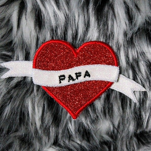 Broche cœur PAPA esprit tatouage tissu pailleté scintillant rouge ruban blanc paillettes arc en ciel message brodé fabriquée en France