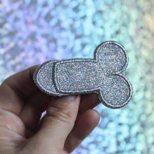 Glittery cock brooch simplified diagram fun original jewel gray silver fabric rainbow sequins embroidered silver thread made in France