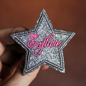Star brooch Swelling glittering sequin fabric in grey concrete message embroidered in French candy pink yarn made in France