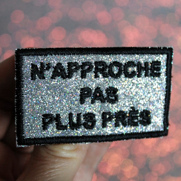 Broche N'APPROCHE PaS PLuS PRÈS silver fabric glittering rainbow embroidered message in French black contour made in France