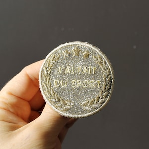 ゴールドメダルブローチ I DID SPORT だまし絵 オフビートなユーモア ゴールドグリッター生地 フランス製金糸でメッセージ刺繍