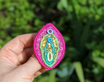 Isabelle A glittery cat brooch, an informative piece of jewelry, shiny fuchsia glitter fabric, iridescent lips, embroidered in harmonious colors, made in France
