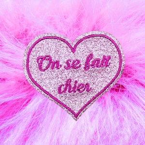 ブローチ「We're bored」ハート生地、スパンコール、ソフトピンクの刺繍糸、ラズベリーピンクのクラッシュ刺繍、フランス語のメッセージ、フランス製