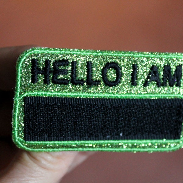Badge HELLO I AM broche rectangle à bords ronds tissu pailleté vert pomme brodé fil noir contour fil vert scratch noir fabriquée en France