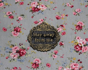 Stay away from me jewel brooch "The precious distinguished baroques" black sequined fabric embroidered message in English gold thread made in France