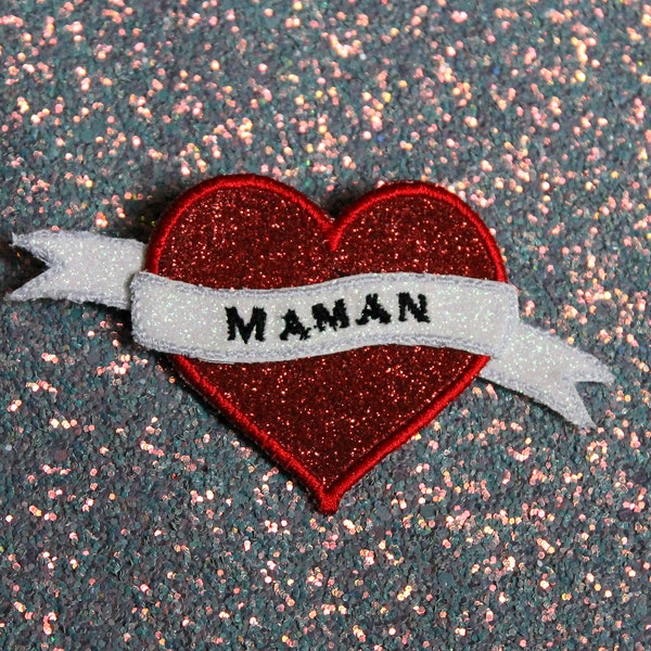 Broche cœur MAMAN esprit tatouage tissu pailleté scintillant rouge ruban blanc paillettes arc en ciel message brodé fabriquée en France