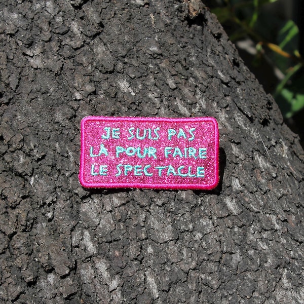 Brooch I'm not here to put on a show jewel in shimmering sequined fabric, fuchsia color, embroidered message with turquoise thread, made in France