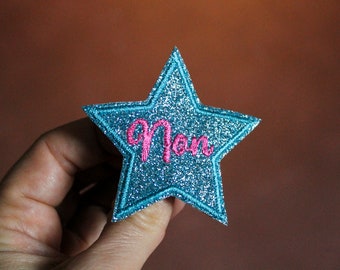 Star brooch No sparkled fabric sparkling sky blue embroidered outline thread sky blue message in french pink yarn candy made in France