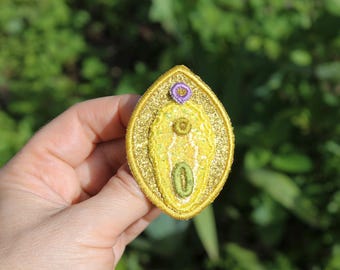 She-Ra glittery cat brooch educational jewel yellow fabric sparkling sequins iridescent lips embroidered harmony colors made in France
