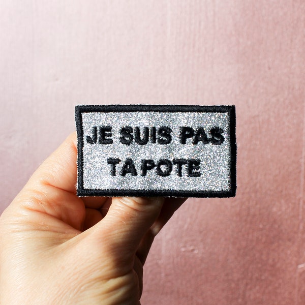 Broche JE SUiS PAS TA PoTE tissu argenté paillettes scintillantes arc en ciel brodé message en français contour fil noir fabriquée en France