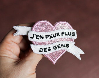 Broche cœur J'en PEUX PLUS des GENS esprit tatouage paillettes rose tendre ruban blanc paillettes arc en ciel message brodé made in France