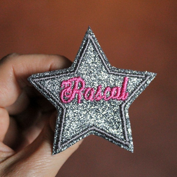 Broche étoile Rascal tissu à paillettes scintillantes couleur gris béton brodé message en anglais fil rose bonbon fabriquée en France