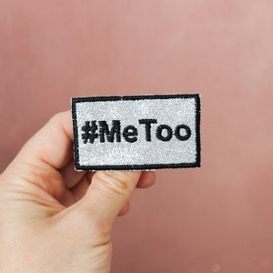 Broche #MeToo rechthoek zilver stof sprankelende pailletten regenboog reflecties geborduurd Engels bericht zwarte draad gemaakt in Frankrijk