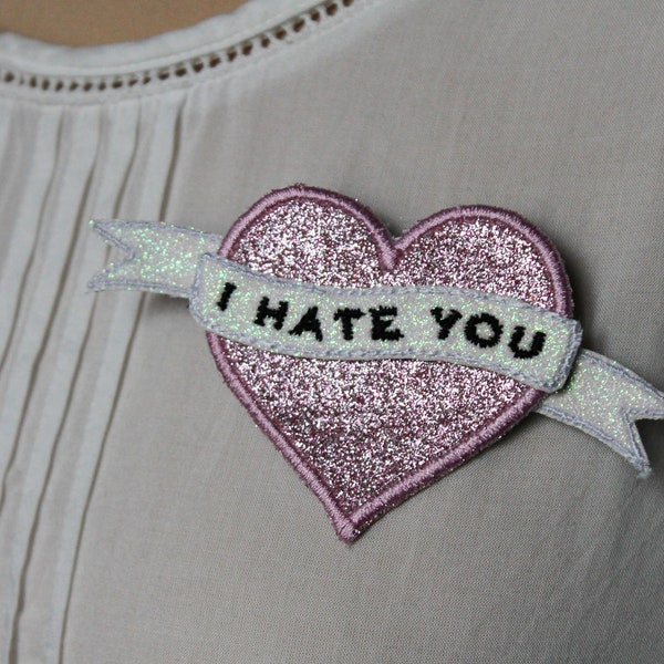 Broche I HATE YOU cœur esprit tatouage tissu pailleté rose tendre ruban blanc paillettes arc en ciel message brodé fabriquée en France