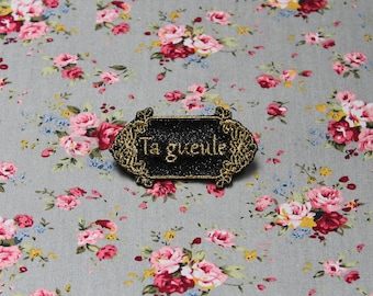 Broche bijou Ta gueule "Les précieuses distinguées baroques" tissu paillettes noires broderie message en français fil doré made in France