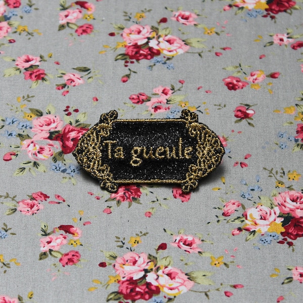 Broche bijou Ta gueule "Les précieuses distinguées baroques" tissu paillettes noires broderie message en français fil doré made in France