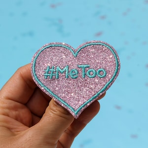 ブローチ #MeToo ハート ソフトピンク スパンコール生地 刺繍糸 グリーン ブルー メンソール メッセージ英語刺繍 フランス製