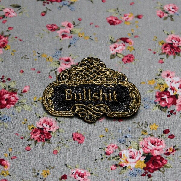 Broche bijou Bullshit "Les précieuses distinguées baroques" tissu paillettes noires broderie message en anglais fil doré fabriquée en France