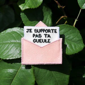 Broche Je supporte pas ta gueule message brodé + enveloppe tissu coloré pailleté au choix à préciser à la commande made in France