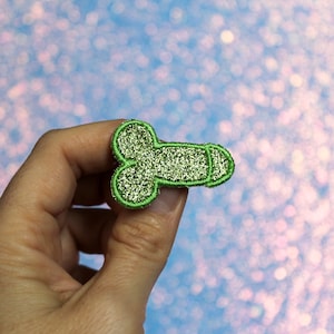 Broche micro pénis pailleté vert pomme trop mignon badge bijou amusant très distingué tissu paillettes brodé fil vert fluo made in France