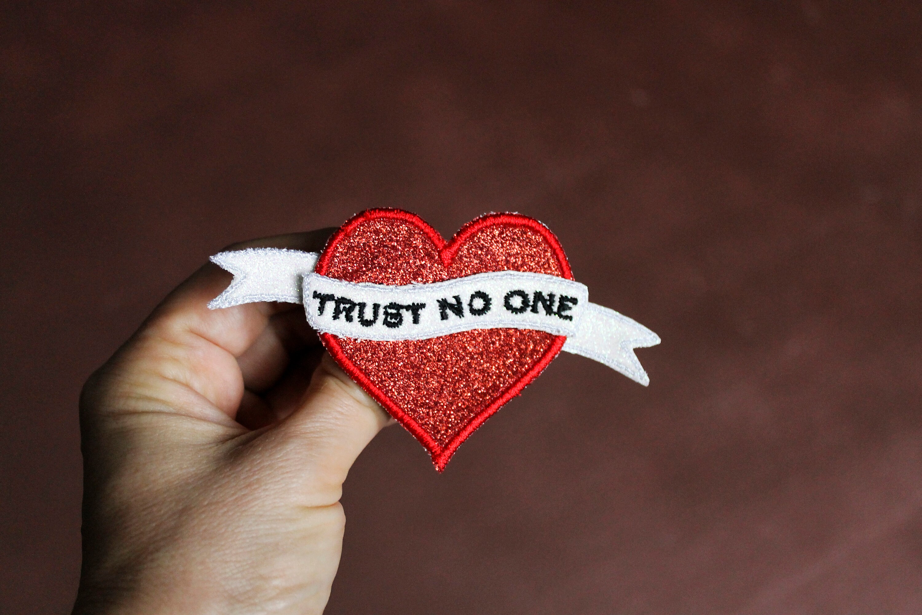 Brooch heart TRUST NO ONE spirit tattoo fabric glitter red ribbon white glitter rainbow message embroidered thread black made in France