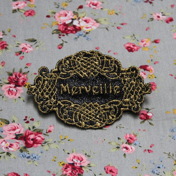 Broche Merveille "Les précieuses distinguées baroques" cadre style antique tissu pailleté noir message brodé français fil or made in France