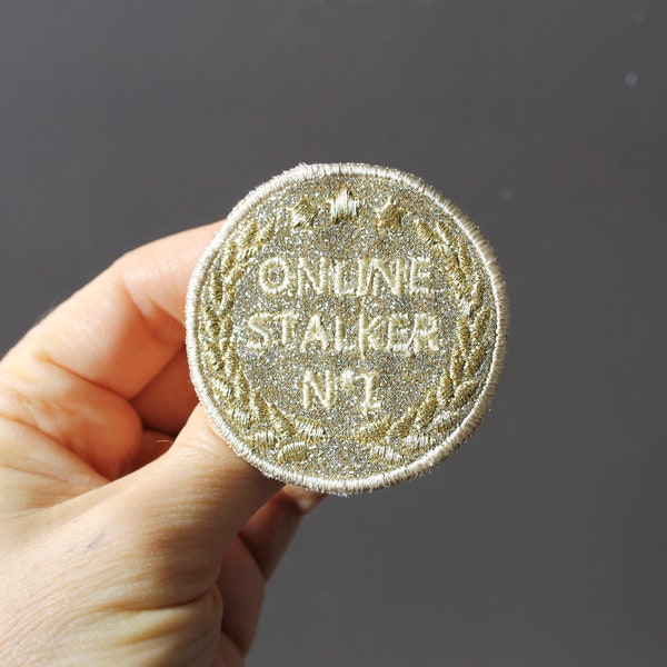 Broche médaille d'or ONLINE STALKER N.1 trompe l'œil humour décalé tissu pailleté doré message brodé en anglais fil or fabriquée en France