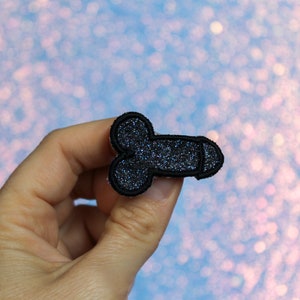 Broche micro pénis pailleté noir marine trop mignon badge bijou amusant so distingué épingle tissu paillettes brodé fil noir made in France