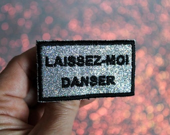Broche LAISSEZ-MOI DANSER tissu argenté paillettes scintillantes arc en ciel brodé message en français contour fil noir fabriquée en France