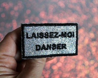 Broche LAISSEZ-MOI DANSER tissu argenté paillettes scintillantes arc en ciel brodé message en français contour fil noir fabriquée en France