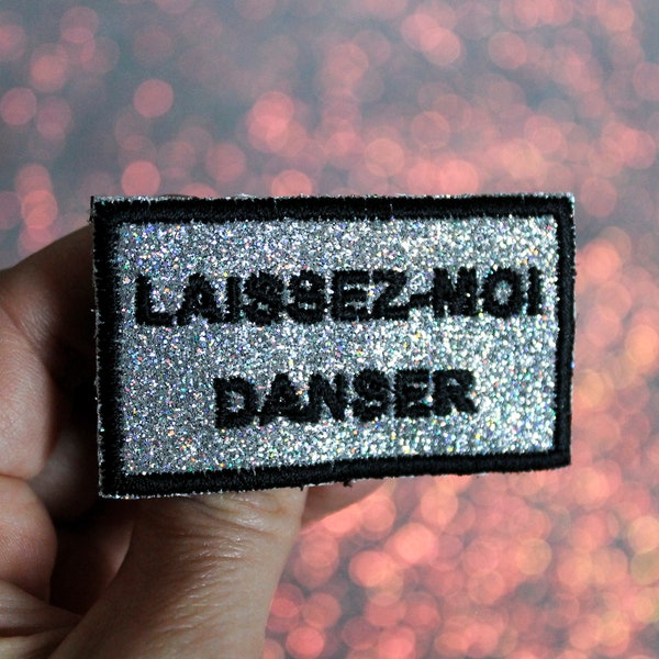 Broche LAISSEZ-MOI DANSER tissu argenté paillettes scintillantes arc en ciel brodé message en français contour fil noir fabriquée en France