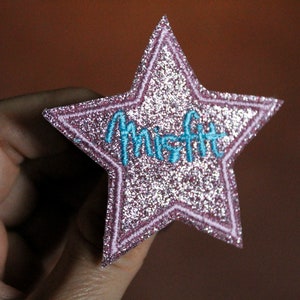 Brooch star Misfit fabric sparkling sparkling pink embroidered contour pink message in english thread blue green menthol made in France