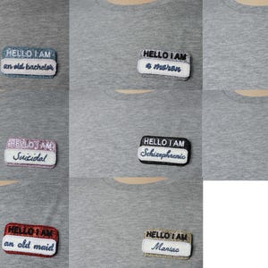 Au choix badge HELLO I AM broche tissu pailleté brodé base couleur au choix + étiquette crème écriture bleue scratchée made in France