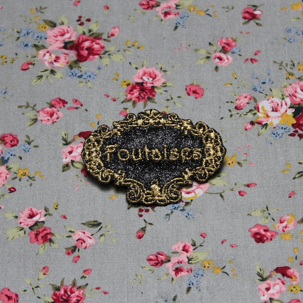 Broche bijou Foutaises "Les précieuses distinguées baroques" tissu paillettes noires broderie message en français fil doré made in France