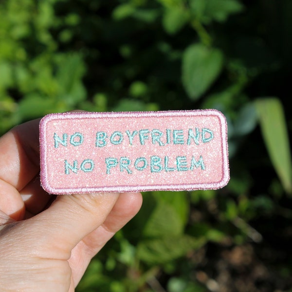 Embroidered sequined brooch NO BOYFRiEND NO PROBLEM jewel pink fabric "flesh" sparkling sequins message water green thread made in France