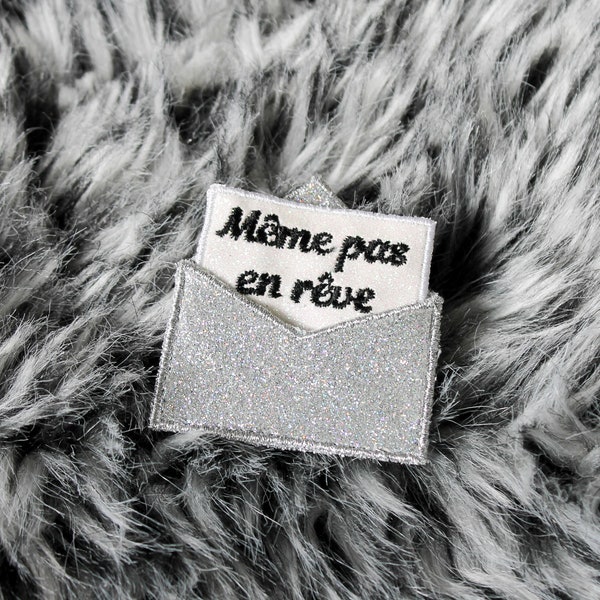 Broche Même pas en rêve badge message dans enveloppe tissu à paillettes au choix à préciser brodé fil noir contour fil blanc made in France