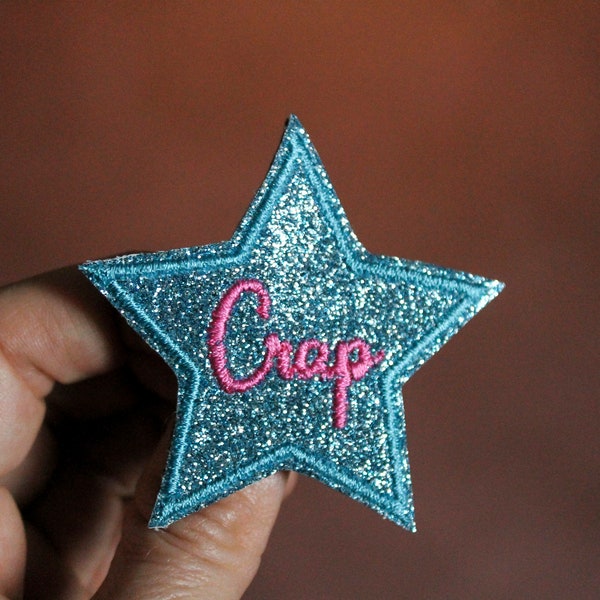 Broche étoile Crap tissu pailleté étincelant couleur bleu ciel brodé contour fil bleu message en anglais fil rose bonbon fabriquée en France