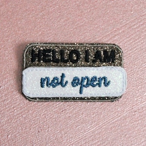Badge HELLO I AM niet open broche geborduurde glitter stof basiskleur van uw keuze + gekrast blauw schrijfcrème label gemaakt in Frankrijk